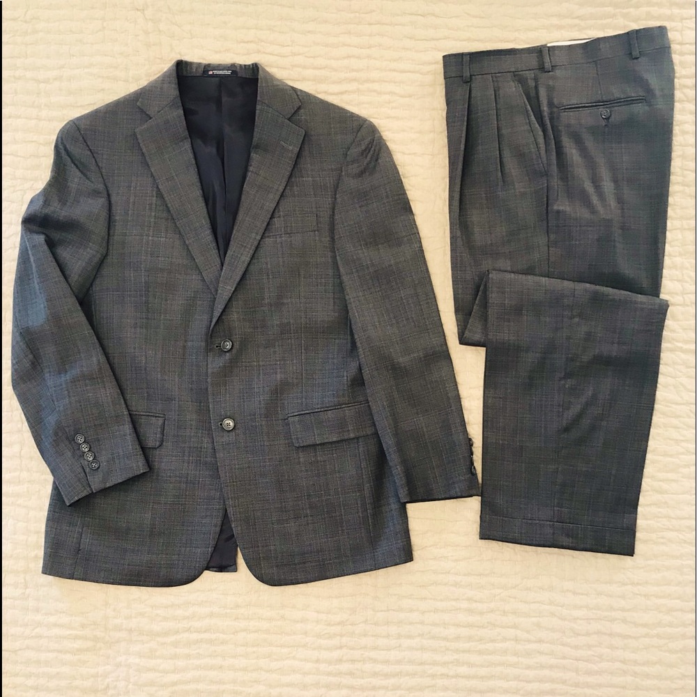 CLEARANCE Men’s suit by Hart Schaffner Marx charcoal gray plaid suit 39R, lined